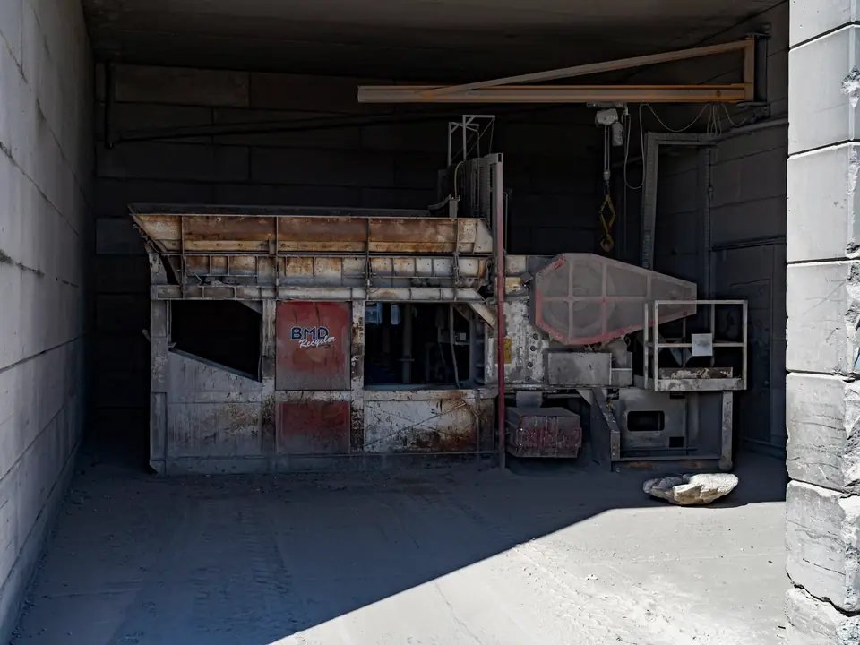 Makineri industriale në një hapësirë betoni për trajtimin e mbetjeve